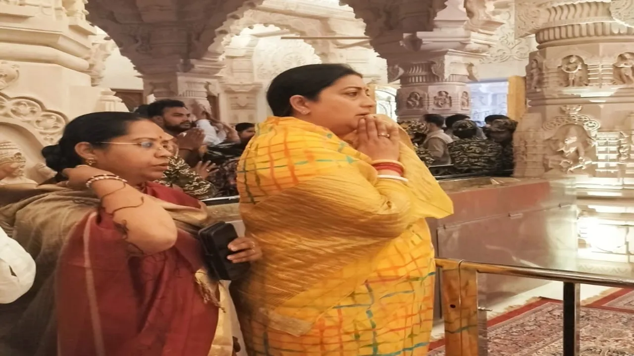 संतों के सानिध्य में सनातन की विजय पताका लहराते देखना जीवन का सबसे बड़ा पुण्य : स्मृति ईरानी