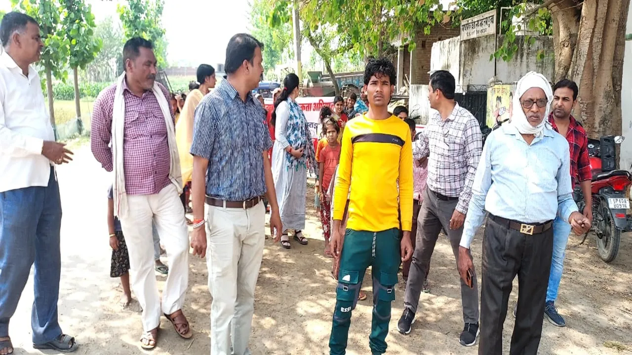 बहराइच: सबसे पहले मतदान, फिर करें जलपान, ग्रामीणों ने निकाली मतदाता जागरूकता रैली