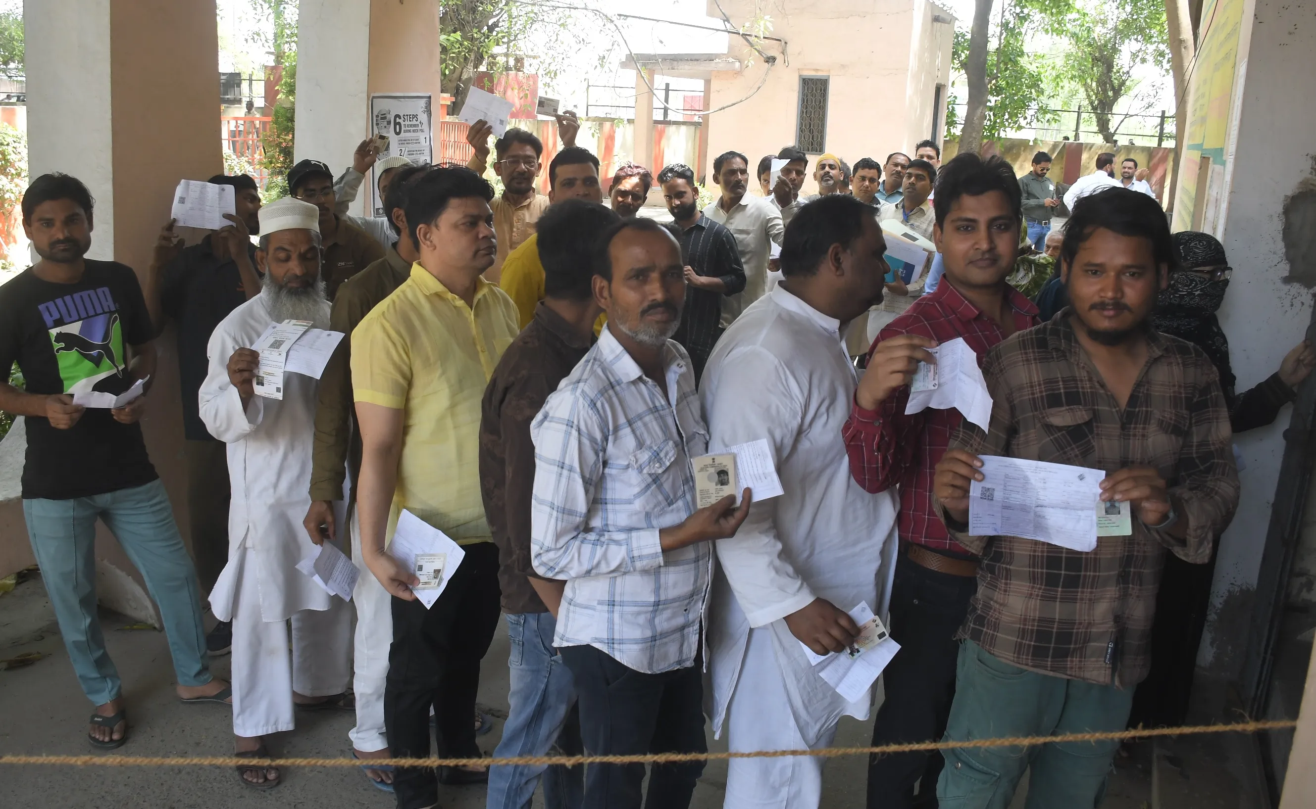 बरेली: बिस्तरों पर नहीं दिखे मतदाता, सीधे बूथ पर पहुंचे