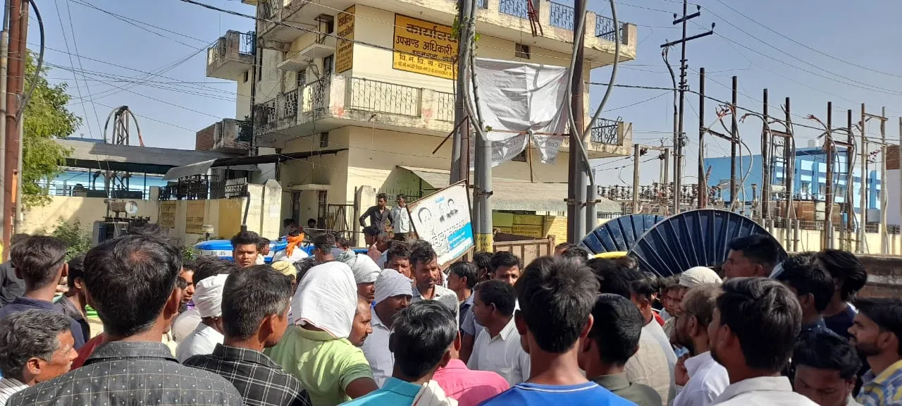 बरेली: हरुनगला उपकेंद्र पर संविदा कर्मचारी का शव रखकर हंगामा, परिजनों ने मुआवजा और नौकरी की मांग की