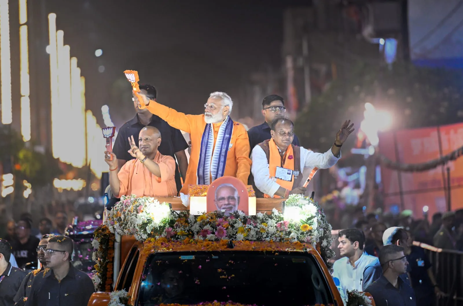 बरेली के अपने परिवारजनों के उत्साह से अभिभूत हूं- पीएम मोदी