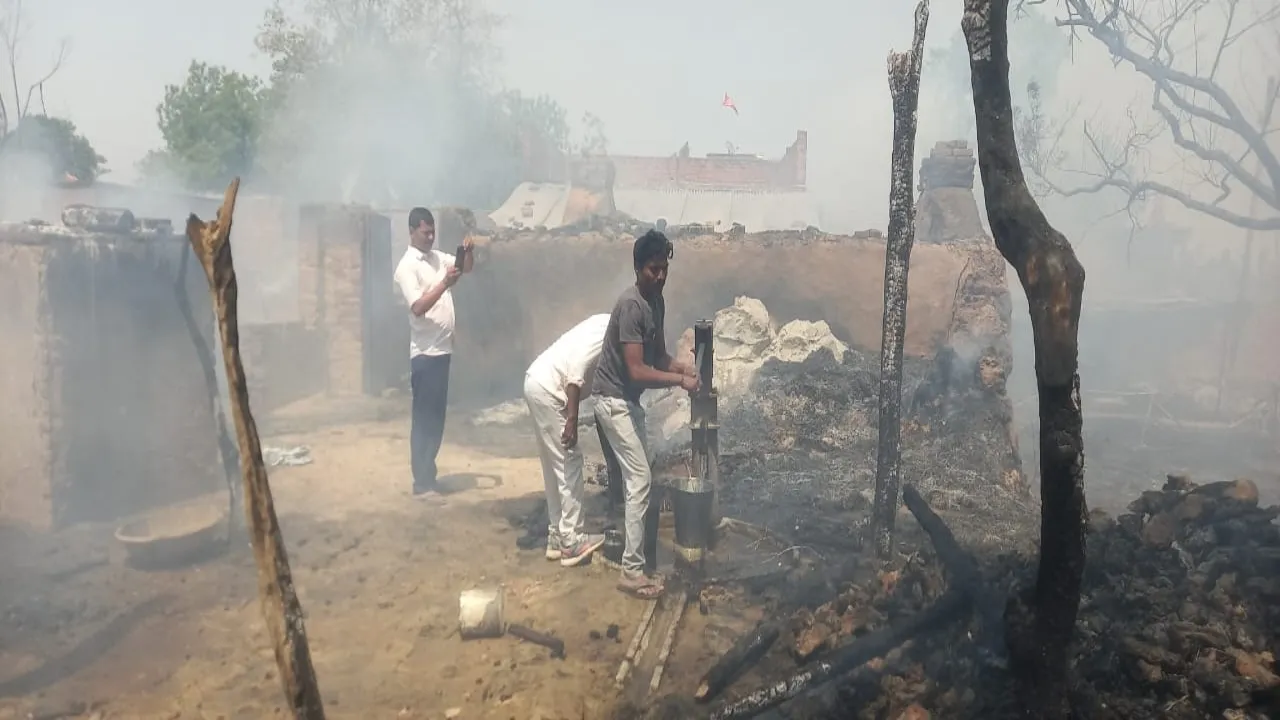 Ayodhya fire: बीराभारी में आग का कहर, आठ घर जले 
