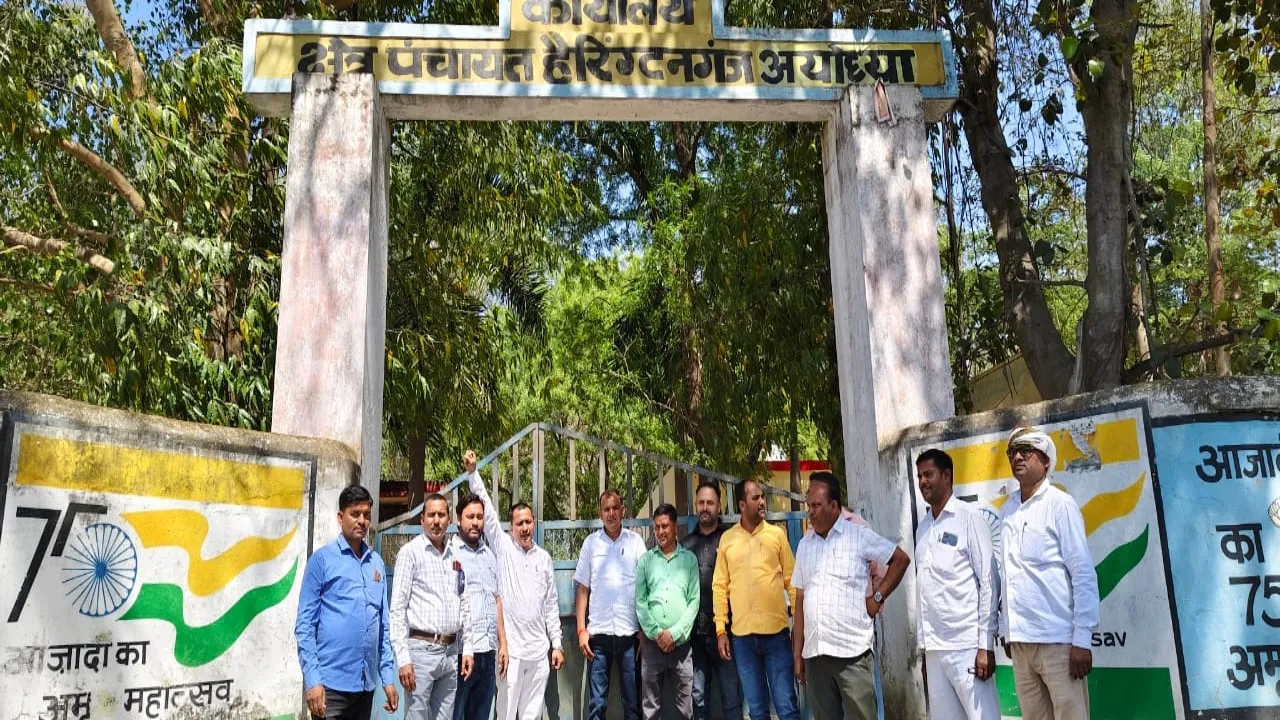 अयोध्या: ग्राम प्रधानों ने ब्लाक मुख्यालय पर जड़ा ताला, किया प्रदर्शन