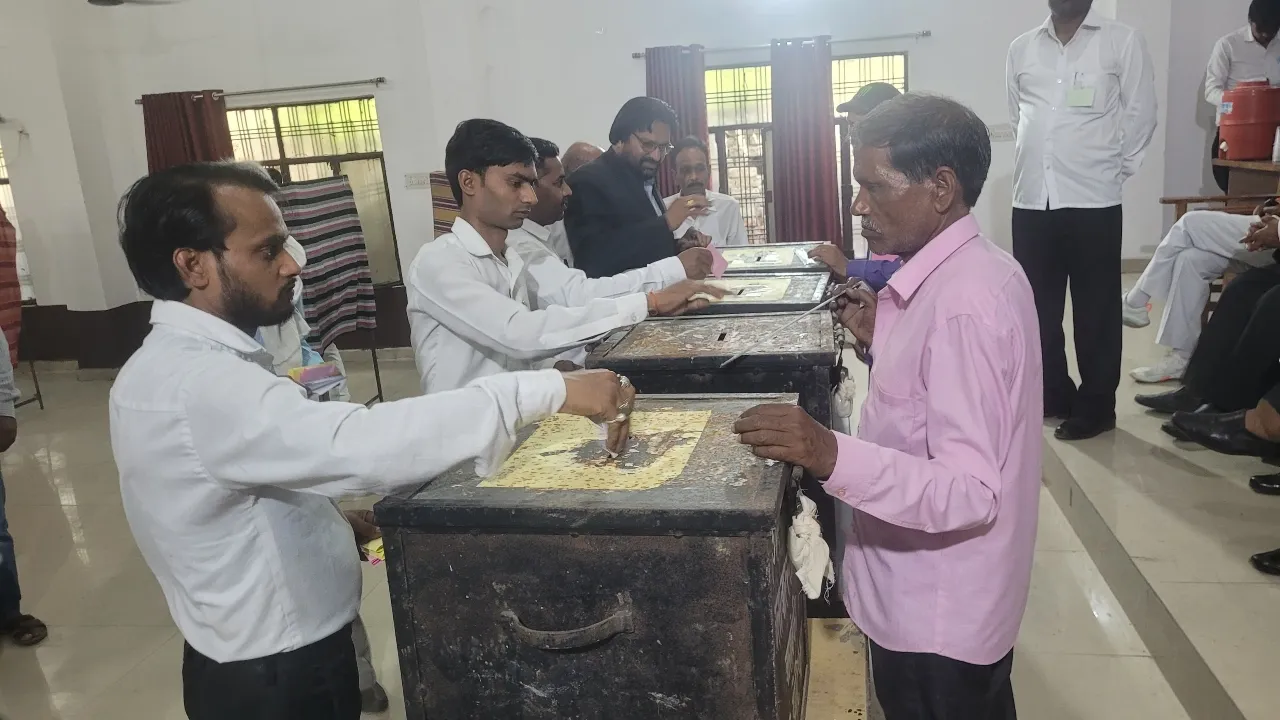 बाराबंकी में बार एसोसिएशन चुनाव में प्रत्याशियों के भाग्य का फैसला मत पेटियों में बंद 