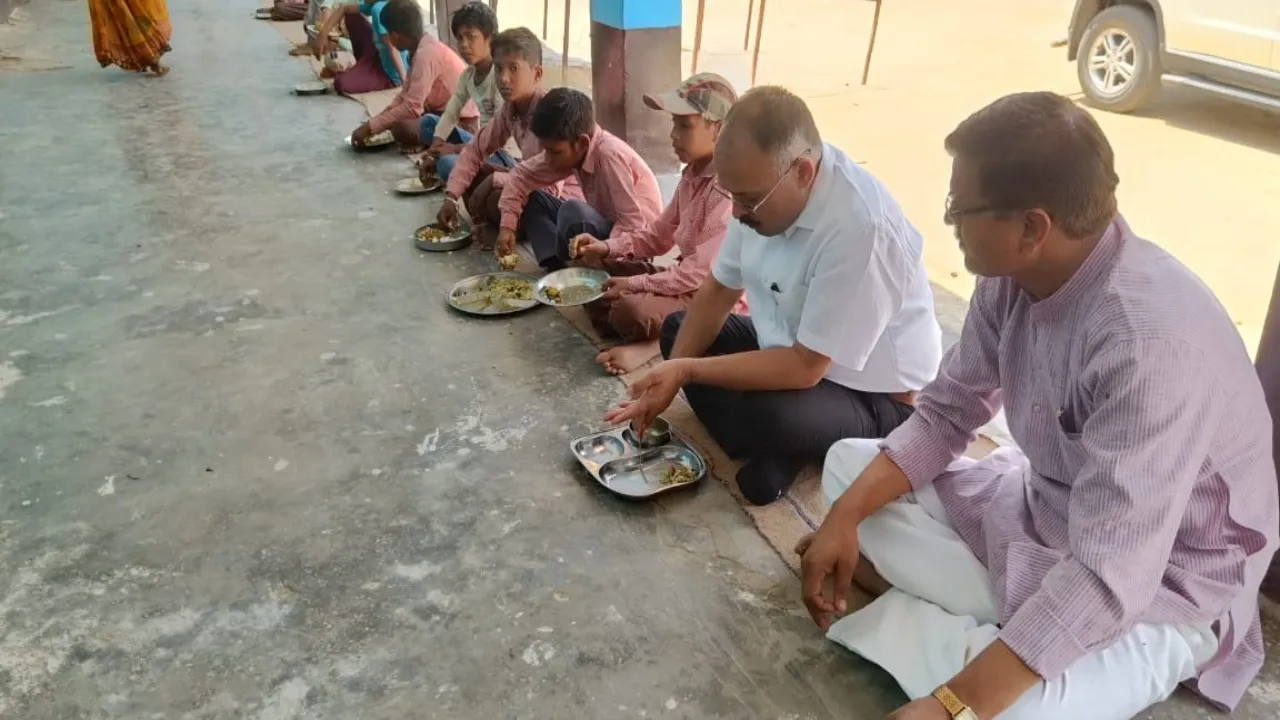 अयोध्या में टाटपट्टी पर बैठे AD, बच्चों के साथ खाया मिड-डे-मील
