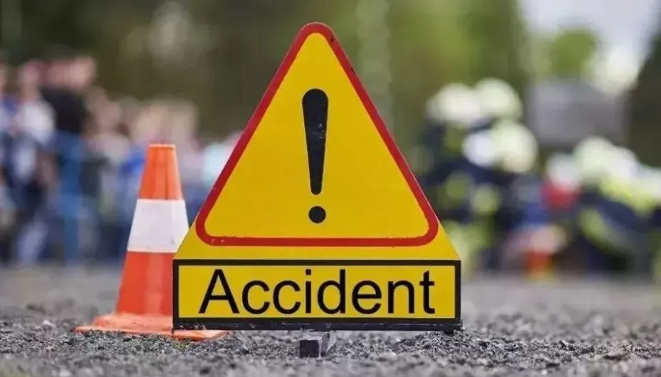 मथुरा: ट्रक में जा घुसी बाइक, दो लोगों की मौत, एक गंभीर रूप से घायल