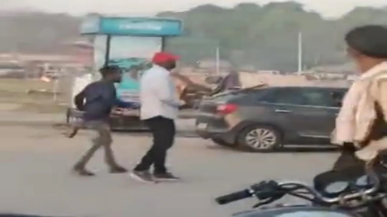 प्रयागराज: पार्किंग के नाम पर अवैध वसूली, कंडक्टर-चालक समेत श्रृद्धालुओं को पीटा