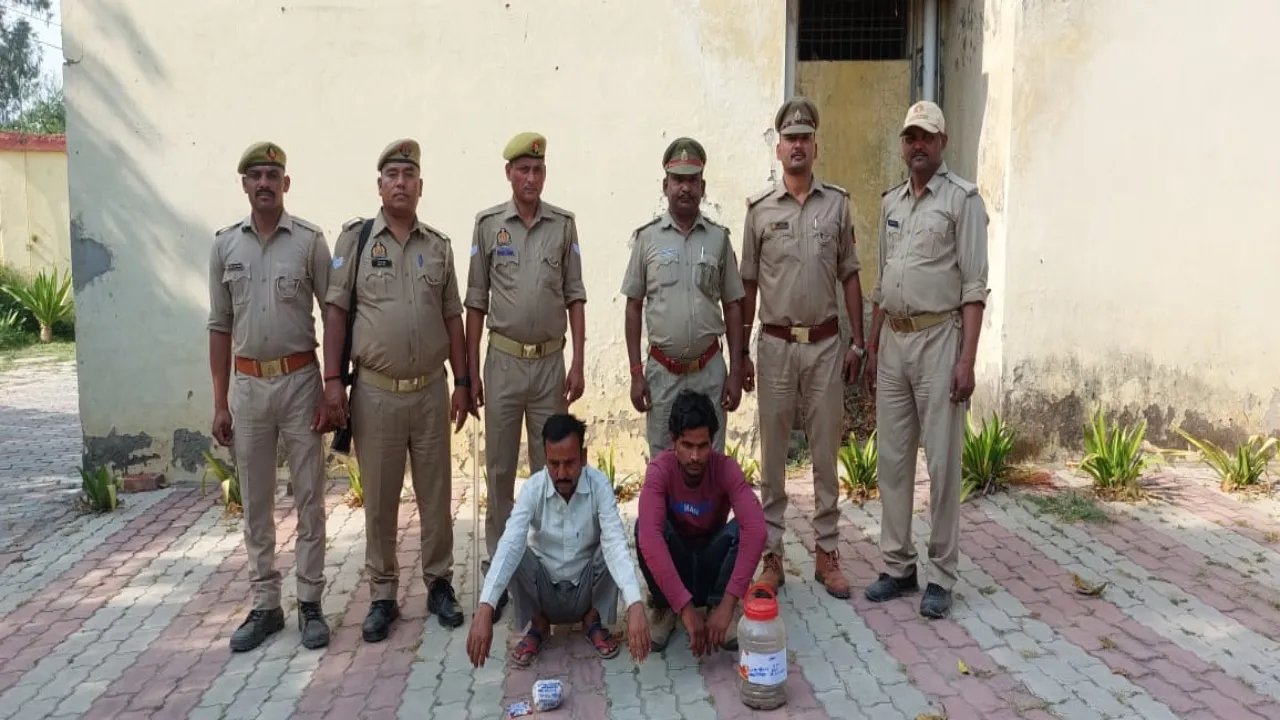 बहराइच में सेंडबोआ सांप के साथ लखीमपुर खीरी के बाइक सवार तस्कर गिरफ्तार