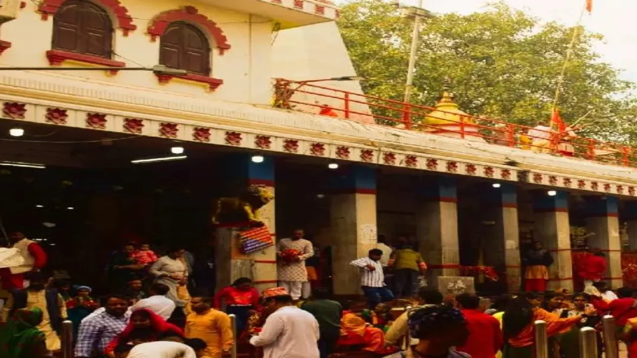 विंध्यवासिनी मंदिर में पकड़ा गया श्रद्धालुओं को ले जा रहा फर्जी पंडा, पुलिस कर रही पूछताछ 