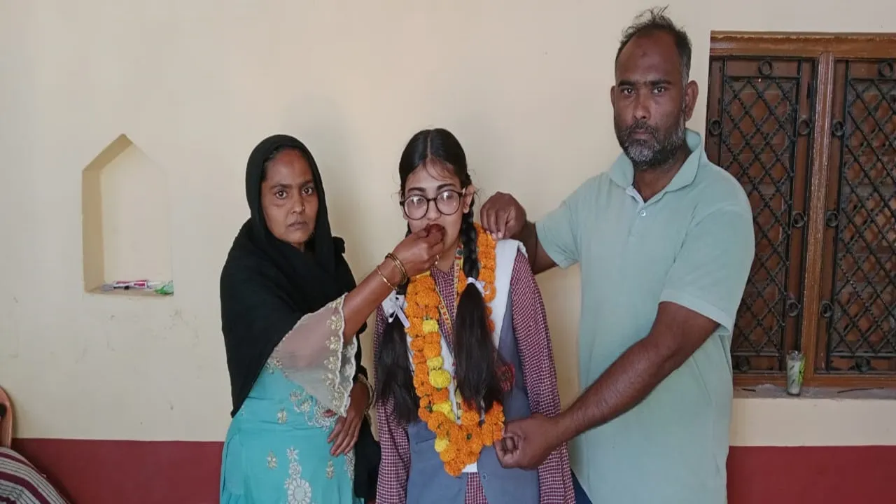 UP Board Result 2024: बलरामपुर में बढ़ई की बेटी ने दसवीं तो सफाई कर्मी की बेटे ने बारहवीं में किया कमाल