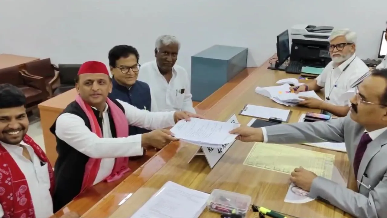 Kannauj: इत्रनगरी कन्नौज से सपा पार्टी अध्यक्ष अखिलेश ने कराया नामांकन, कार्यकर्ताओं में जोश