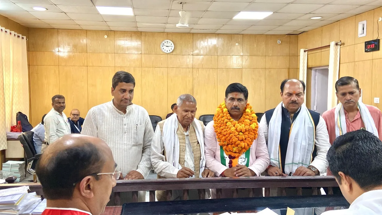 लखनऊ: कांग्रेस प्रत्याशी मुकेश सिंह चौहान ने उपचुनाव के लिए किया नामांकन