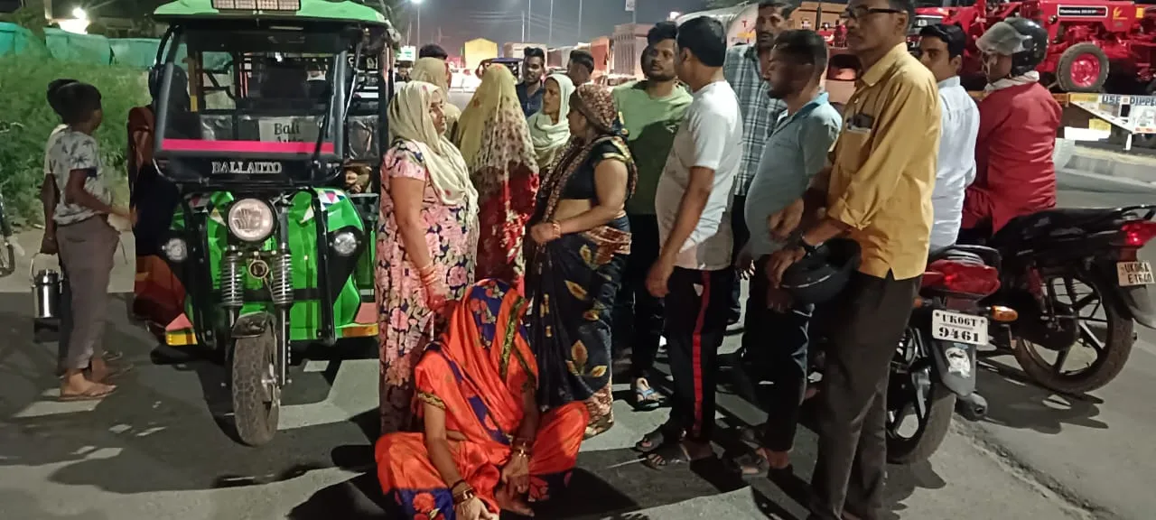 रुद्रपुर: घर के आगे कूड़ा डालने को लेकर महिलाओं पर बरसाई लाठियां