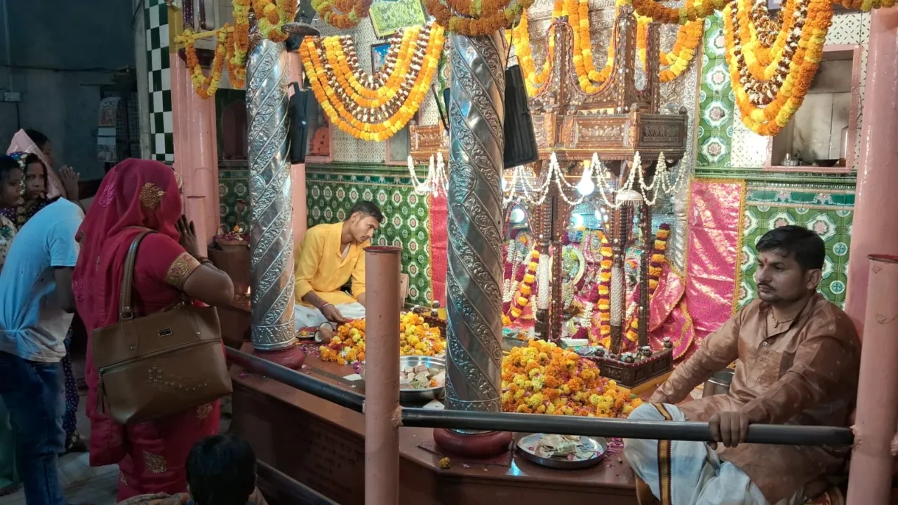 सोमवती अमावस्या: संगम पर जुटी भीड़, महिलाओं ने पति की लंबी उम्र के लिए रखा व्रत 