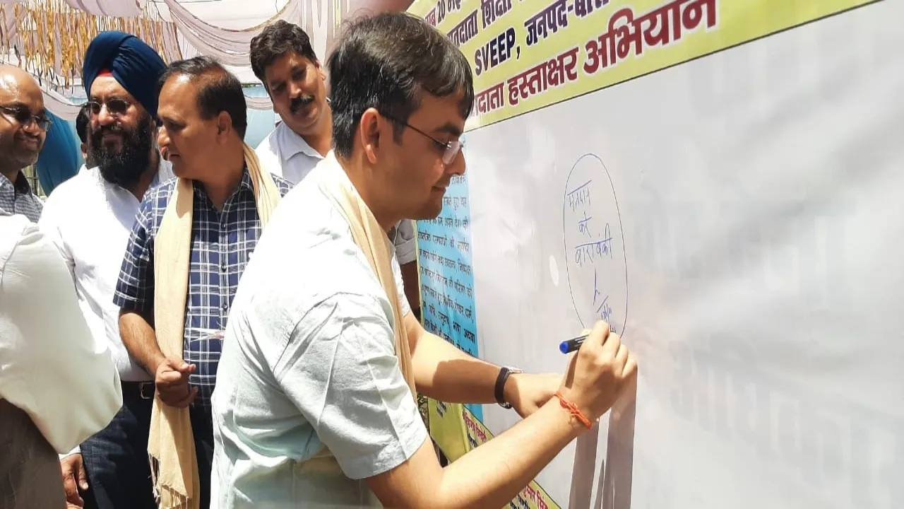 Loksabha election 2024: पेट्रोल पंप पर भी जगाई मतदाता जागरूकता की अलख, DM बाराबंकी ने शुरू किया अभियान, वाहनों पर लगाए स्टीकर 