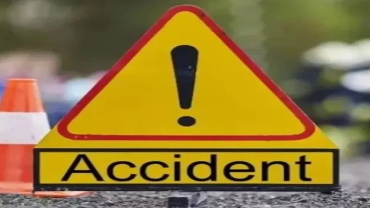 अमेठी: अनियंत्रित पिकअप वाहन पटरी दुकानदार को रौंदते हुए निर्माणाधीन मकान में घुसा