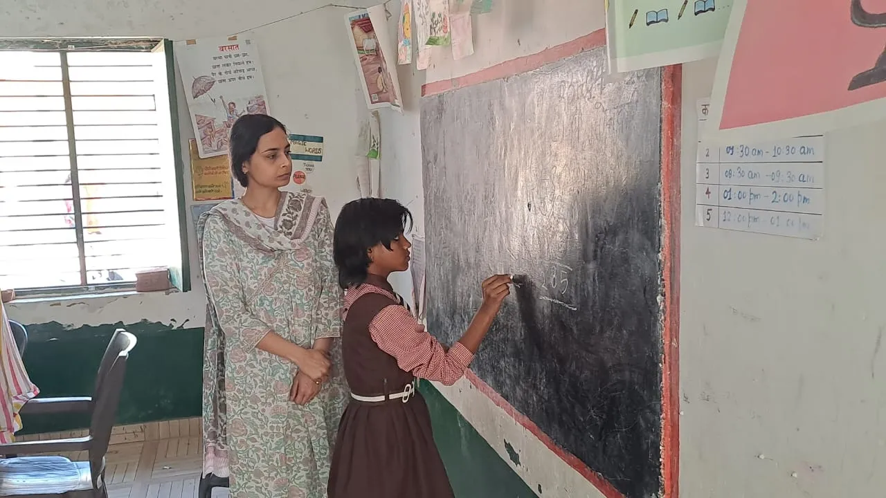 श्रावस्ती: डीएम ने ब्लैक बोर्ड पर गणित के लिखे प्रश्न, नहीं हल कर पाए बच्चे 