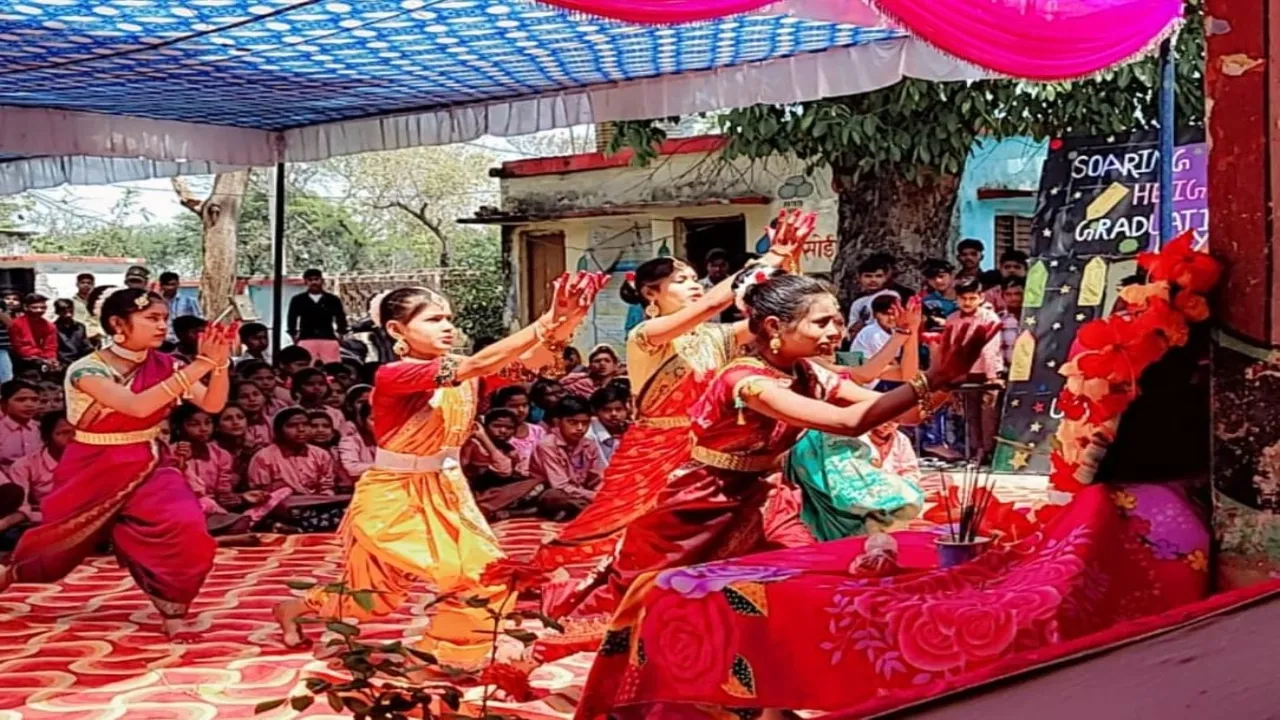 बहराइच: वार्षिकोत्सव समारोह में पुरस्कार पाकर खुशी से चहके मेधावी