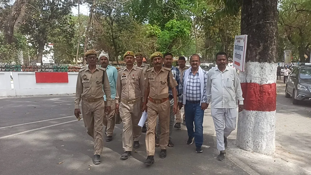Video बहराइच: नींद में खलल पड़ी तो कोतवाली के मुंशी ने होमगार्ड को भगाया, जवानों ने किया प्रदर्शन