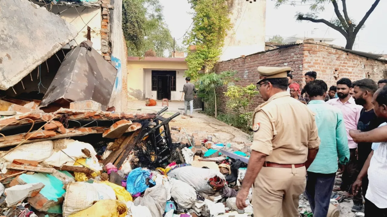 Ayodhya news : तेज धमाके से उड़ा दो मंजिला मकान, एक की मौत-कई घायल, रेस्क्यू में जुटे जवान 