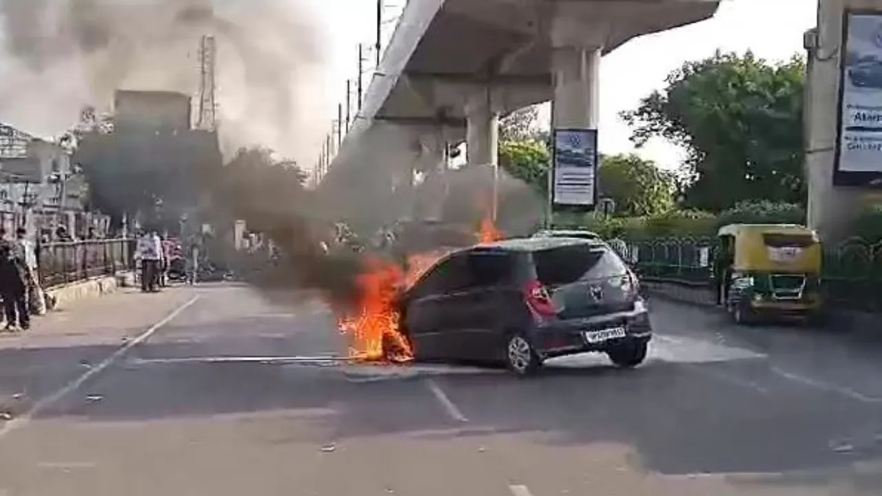 लखनऊ में चलती कार में लगी आग, देखें वीडियो 