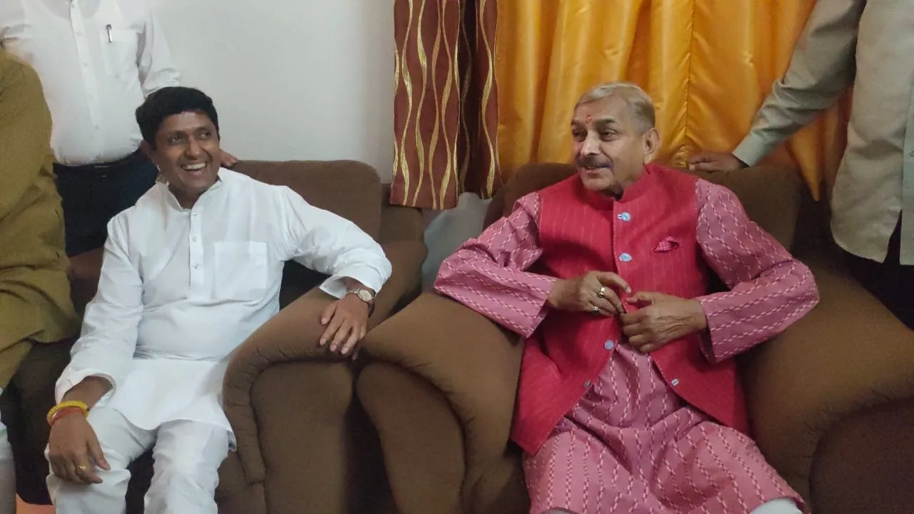 रेवती रमण सिंह के घर पहुंचे प्रमोद तिवारी, कहा-यहां कांग्रेस के मुकाबले कोई नहीं,उज्जवल की जीत सुनिश्चित  