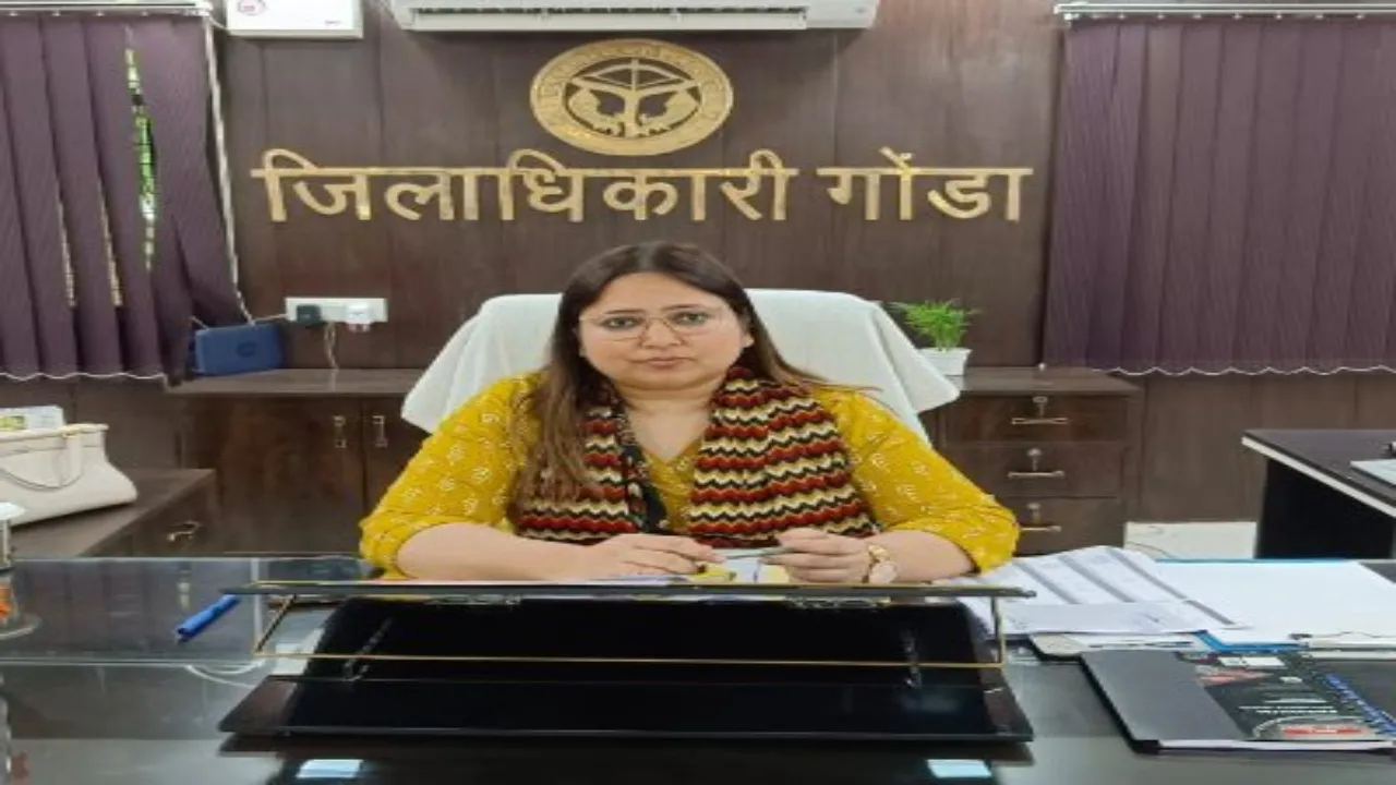 दो अधिकारियों को बिना अनुमति मुख्यालय से बाहर जाना पड़ा भारी-गोंडा DM ने जारी किया नोटिस  