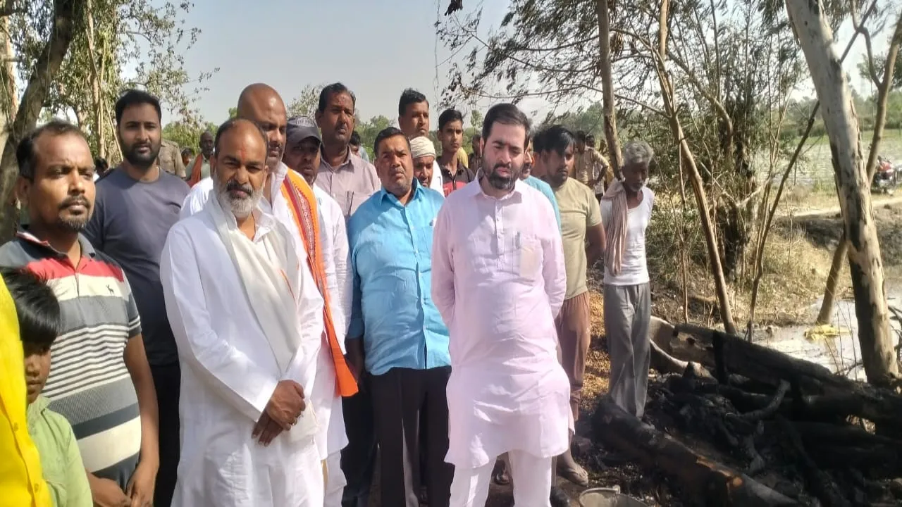 बाराबंकी में नहीं थम रहा आग का कहर,तेज हवा के चलते चपेट में आये कई घर 
