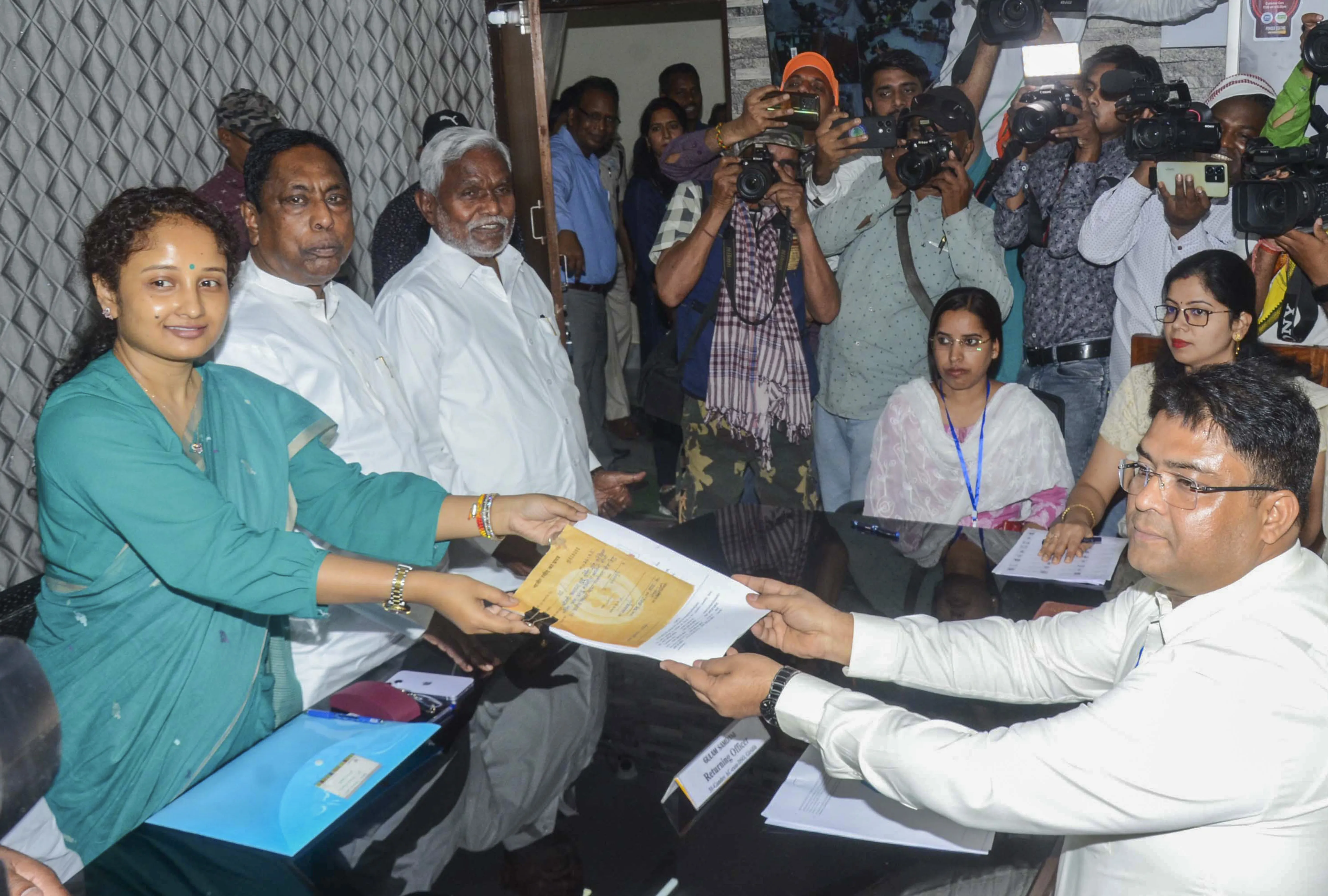 लोकसभा चुनाव 2024: हेमंत सोरेन की पत्नी कल्पना ने गांडेय विधानसभा सीट से JMM उम्मीदवार के रूप में दाखिल किया नामांकन 