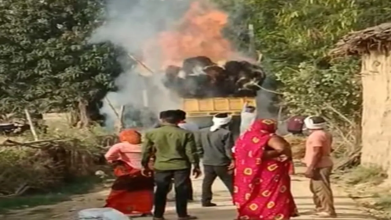 गेंहू लदी ट्रैक्टर ट्राली में हाइटेंशन तार छूने से लगी आग, फसल जलकर राख 