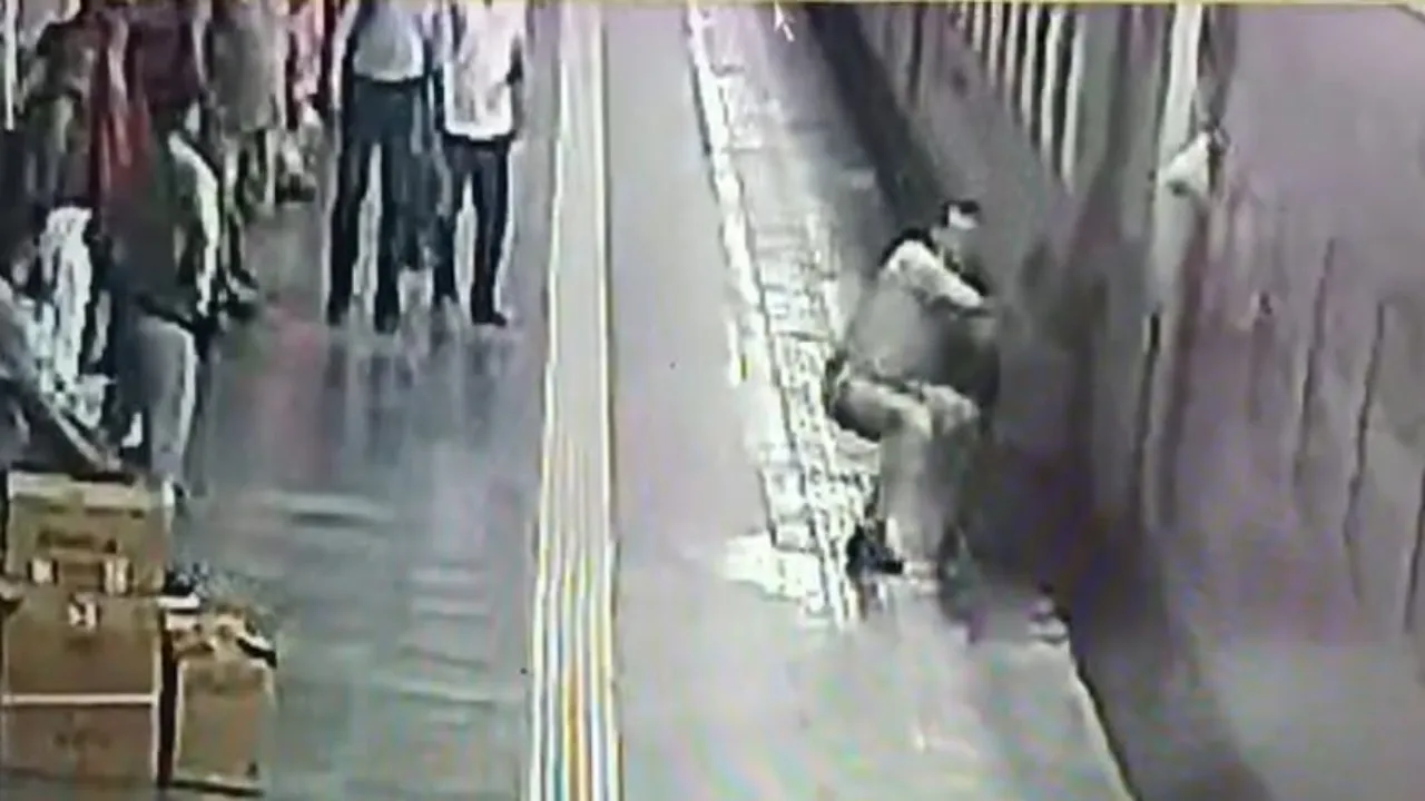 Video: चलती ट्रेन के नीचे गिरा वृद्ध, RPF दरोगा ने दिखाई हिम्मत-देखिये कैसे बचाई जान