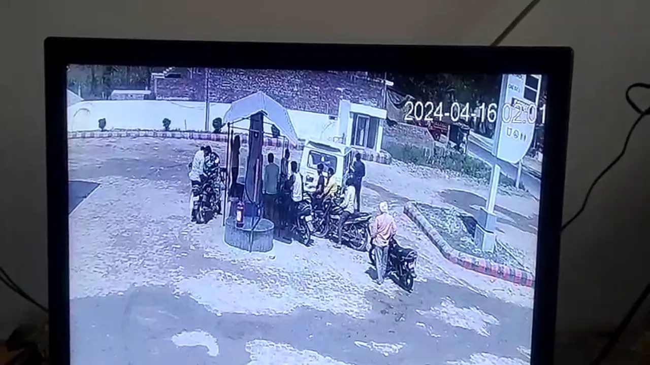 गोंडा: पेट्रोल पंप के सेल्समैन की पिटाई कर 80 हजार रुपये लूटे, सीसीटीवी फुटेज के आधार पर जांच में जुटी पुलिस