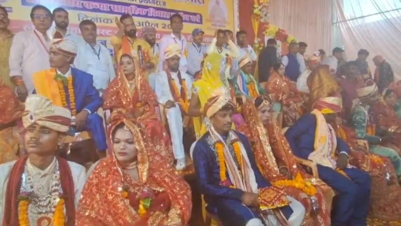 प्रयागराज: दांपत्य जीवन में बंधे 15 जोड़े, सामूहिक विवाह में लिए फेरे 