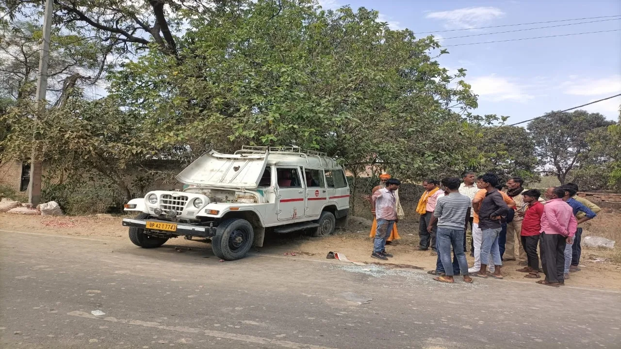 Bahraich accident: ट्रैक्टर ट्रॉली ने मैक्स वाहन में मारी टक्कर, हाईस्कूल के छात्र की मौत