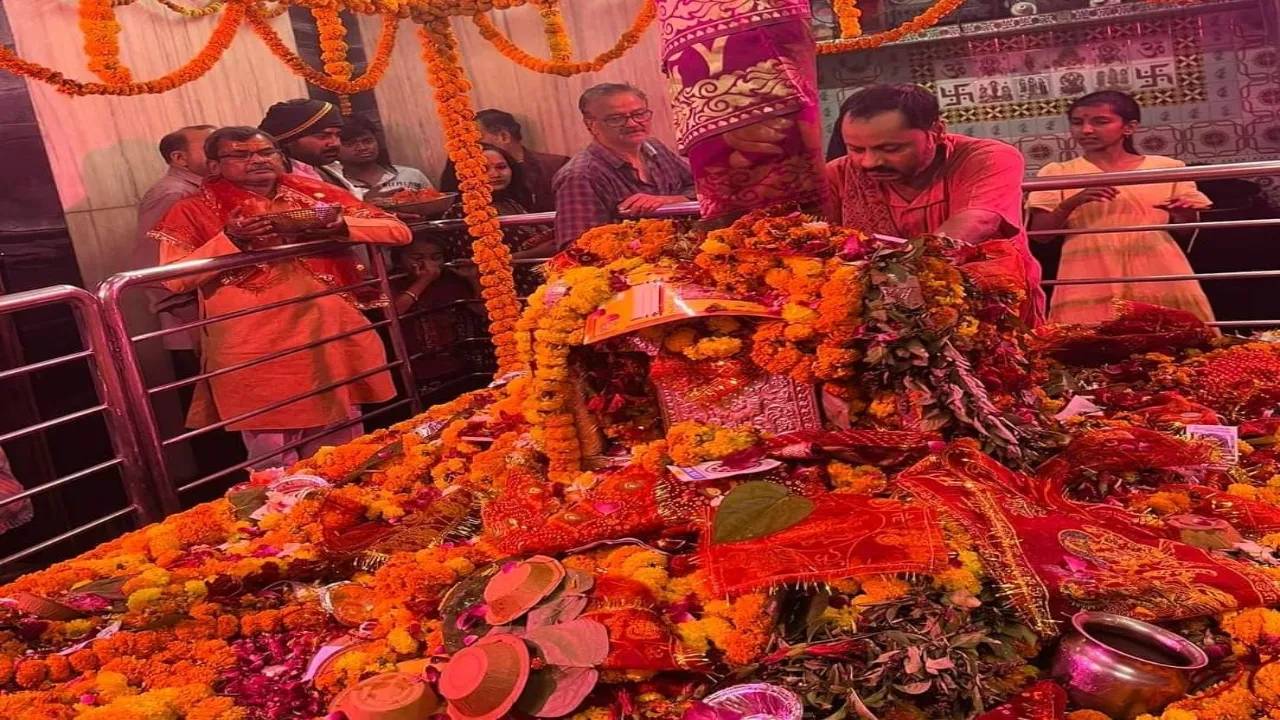 प्रयागराज: नवरात्र के अंतिम दिन मंदिरों में उमड़ी भक्तों की भीड़, मां सिद्धिधात्री का हुआ पूजन  
