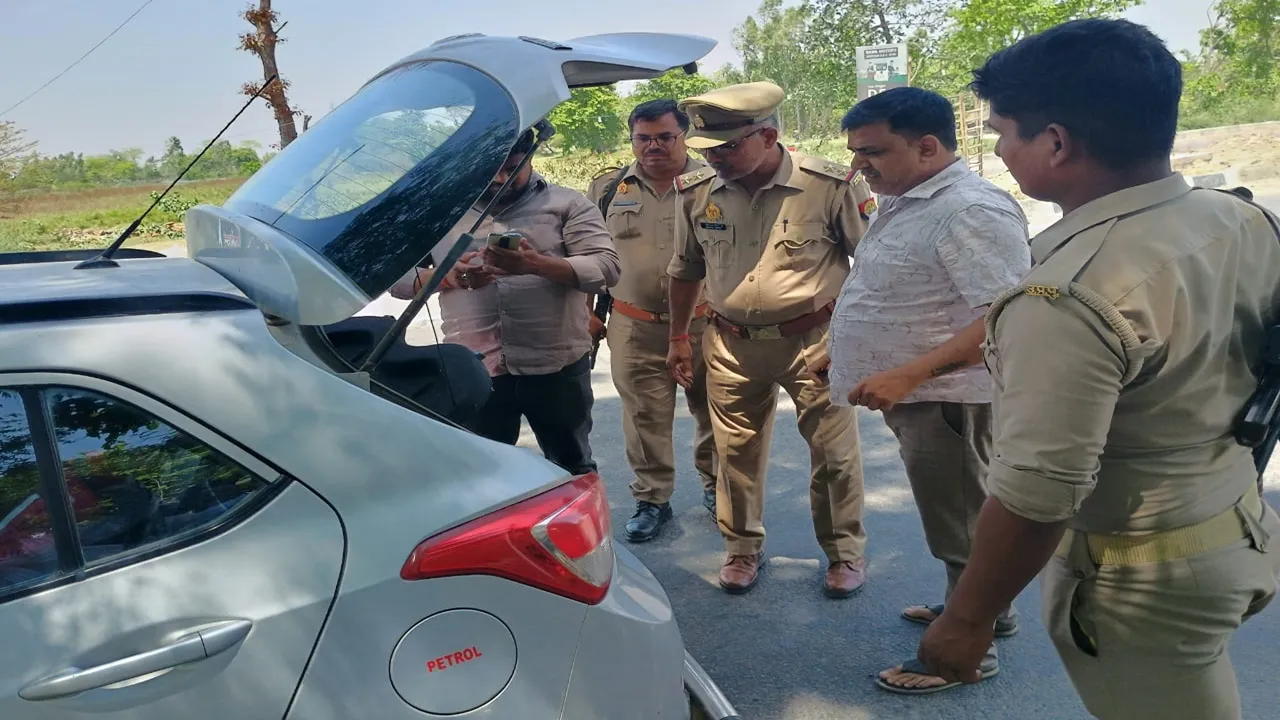 Gonda News: वाहन चेकिंग के दौरान FST टीम ने पकड़ा 6 लाख कैश व 2 किलो चांदी