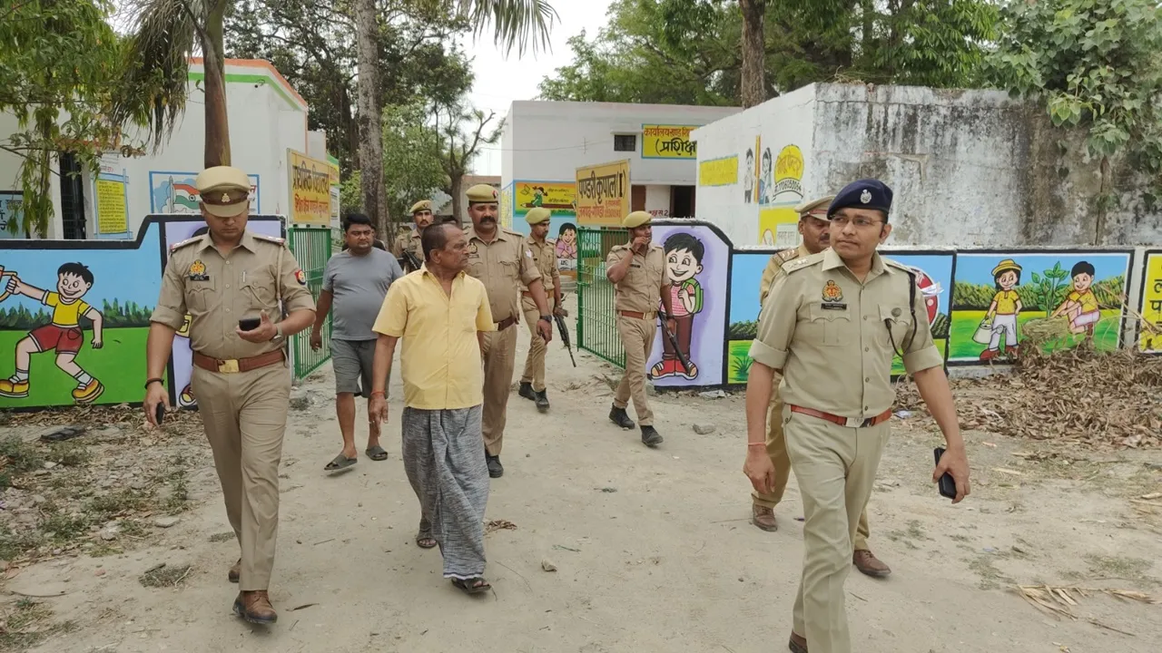 गोंडा: मतदान केंद्र पर पहुंचकर एसपी ने तैयारी का लिया जाएगा, आमजन से किया संवाद