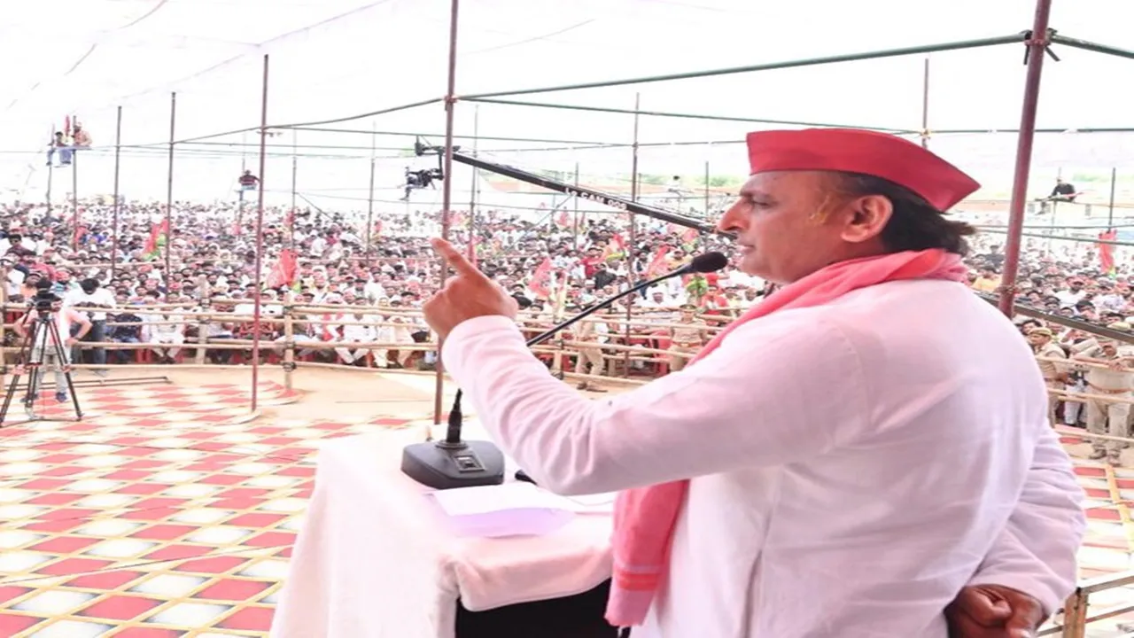 अखिलेश यादव ने किया वादा-  INDIA की सरकार बनने पर गरीबों को राशन के साथ मिलेगा फ्री मोबाइल डाटा 