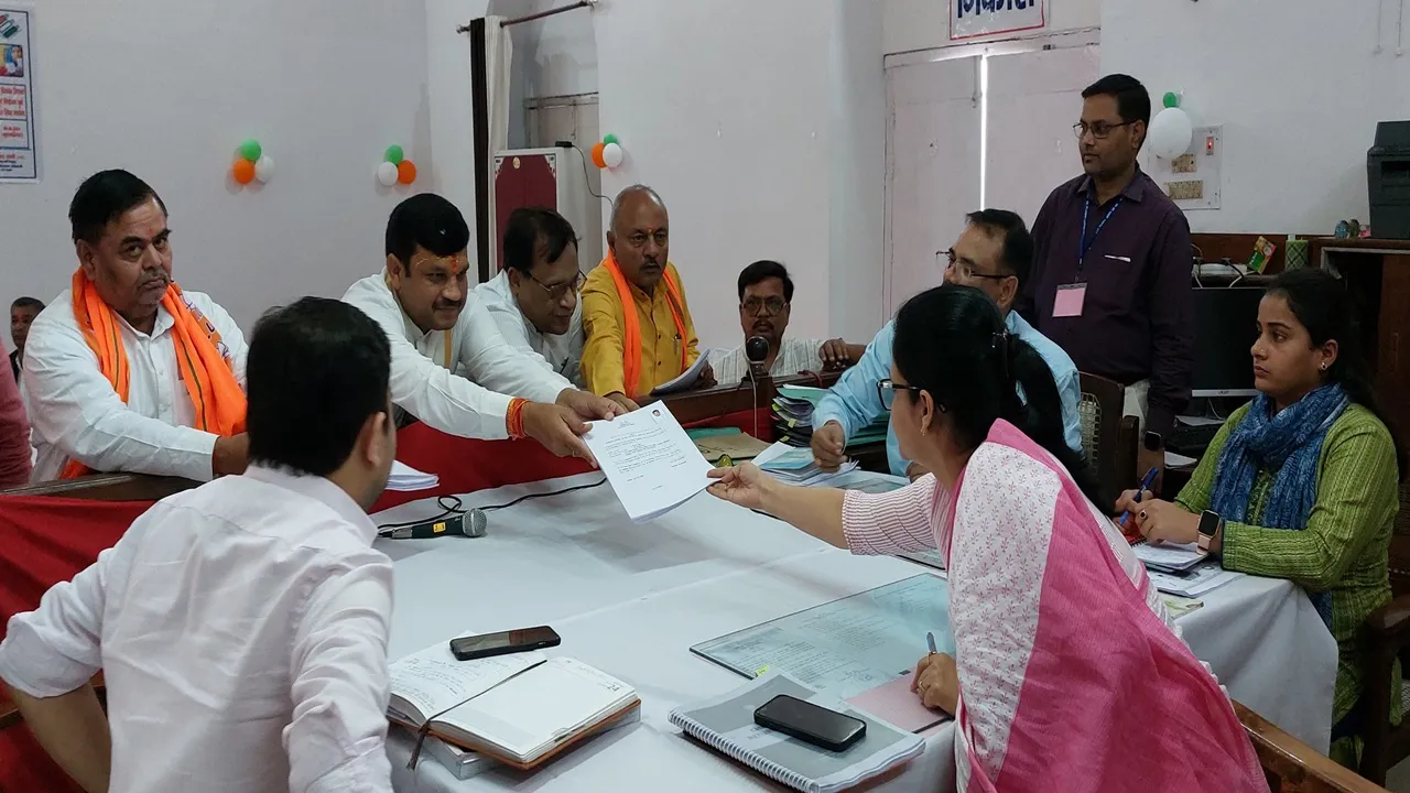बहराइच: नामांकन पत्र दाखिल करने के बाद भाजपा उम्मीदवार बोले- जरवलरोड को बहराइच रेल लाइन जोड़ना उनकी प्राथमिकता