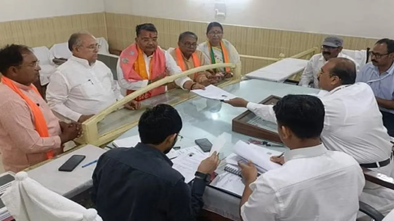 भाजपा उम्मीदवार जयवीर सिंह ने दाखिल किया नामांकन, कहा- इस बार मैनपुरी की धरती पर कमल खिलेगा और भगवा लहराएगा