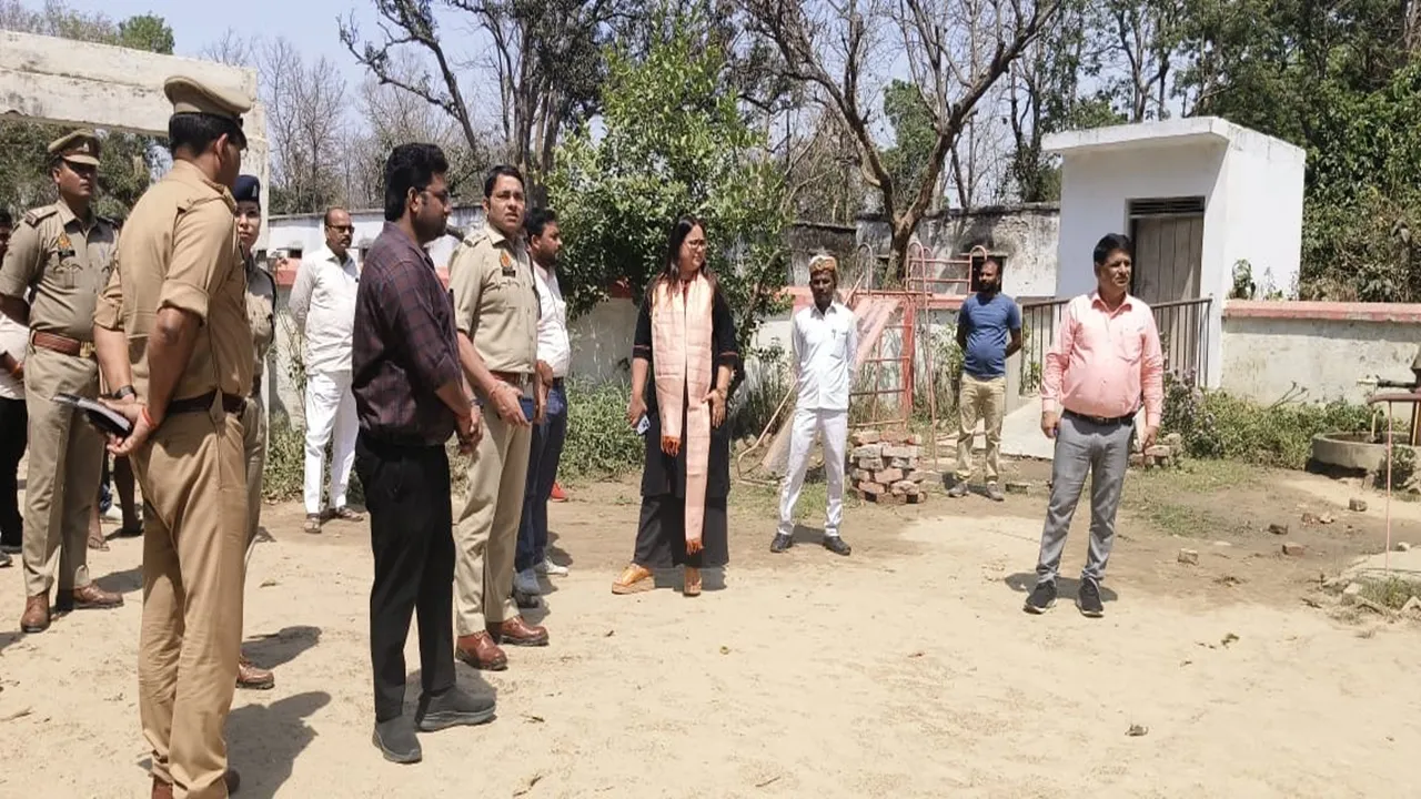 गोंडा: डीएम और एसपी ने किया पोलिंग बूथों का निरीक्षण, देखी सुविधाएं