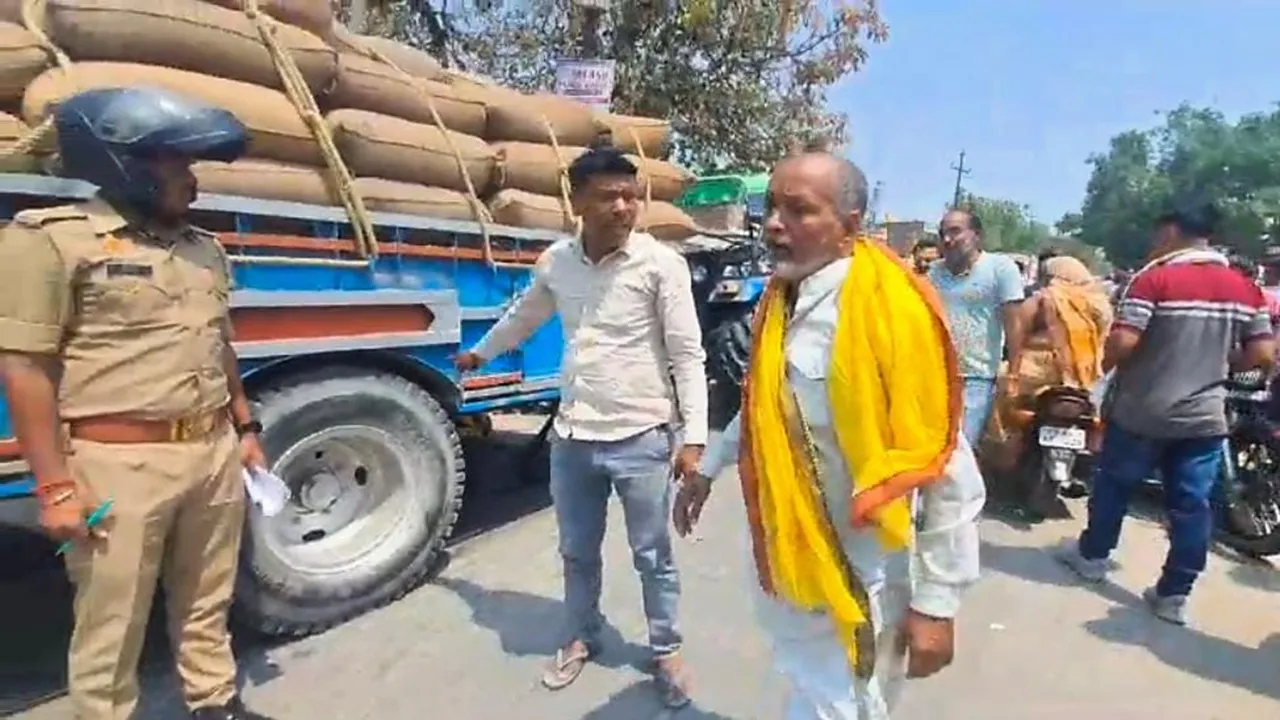 गोंडा: ट्रैक्टर-ट्रॉली ने बाइक में मारी ठोकर, महिला की कुचलकर मौत, बाल-बाल बचा बेटा, लोगों ने काटा हंगामा 