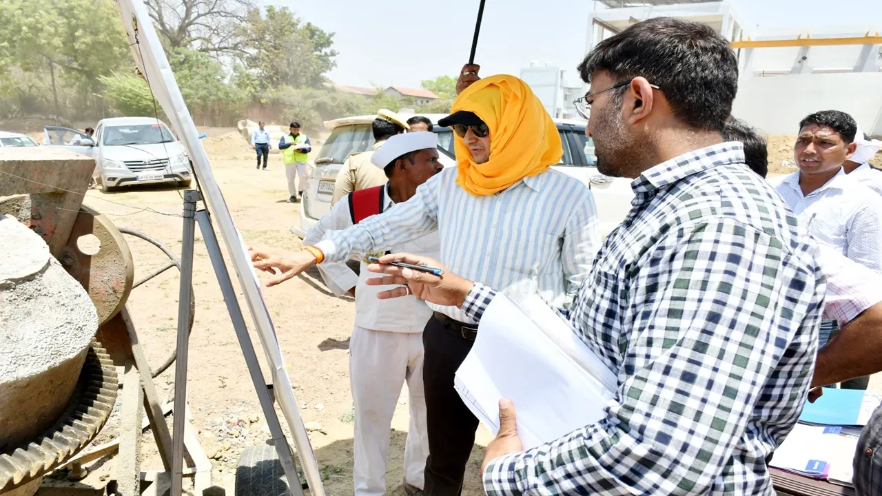 महाकुंभ 2025: मण्डलायुक्त ने अधिकारियों संग किया निरीक्षण, लगाई फटकार