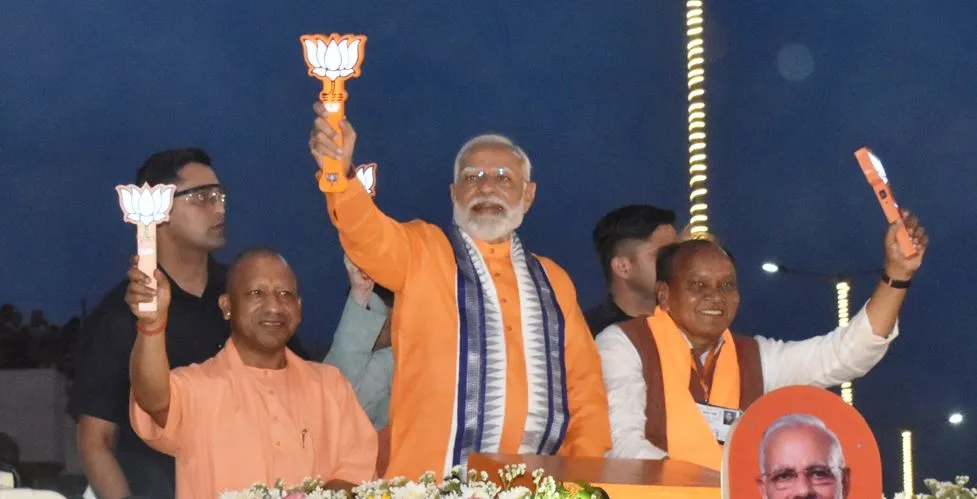 बरेली: डॉ. केशव कुमार अग्रवाल समेत 13 लोगों ने किया एयरपोर्ट पर पीएम का स्वागत