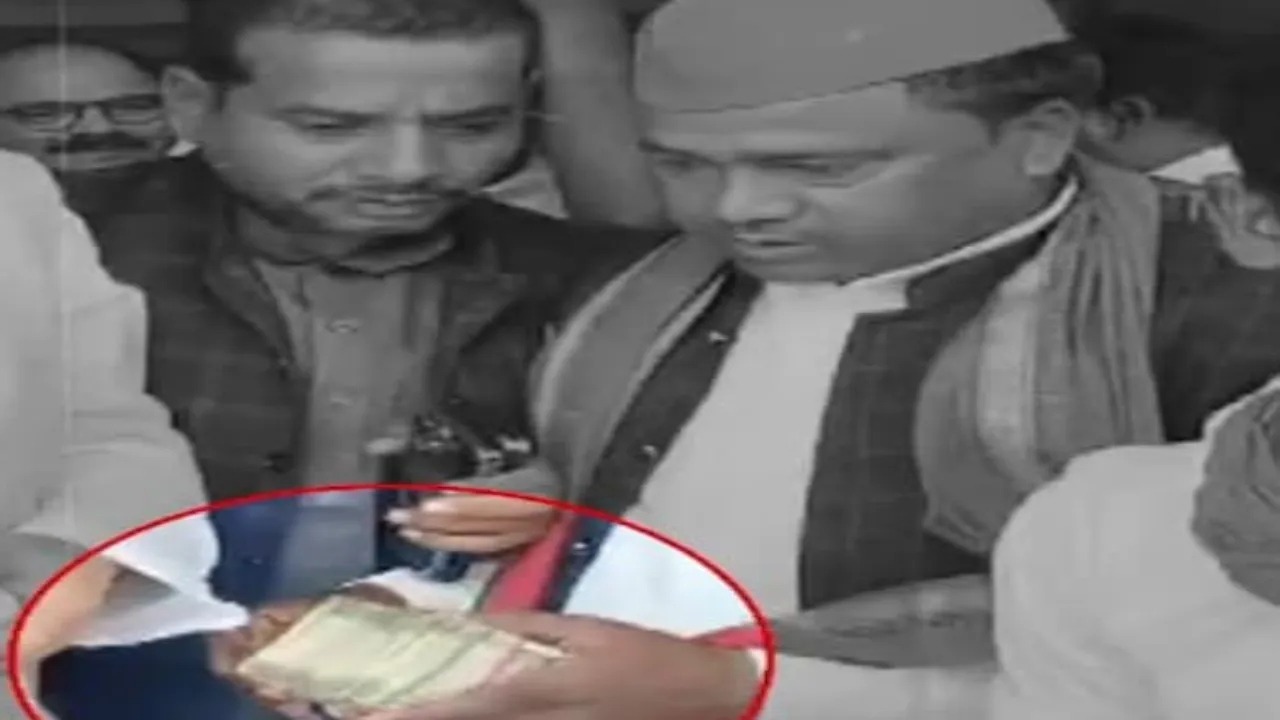 सुलतानपुर में सपा प्रत्याशी का रुपये बांटने का वीडियो वायरल, नोटिस जारी 