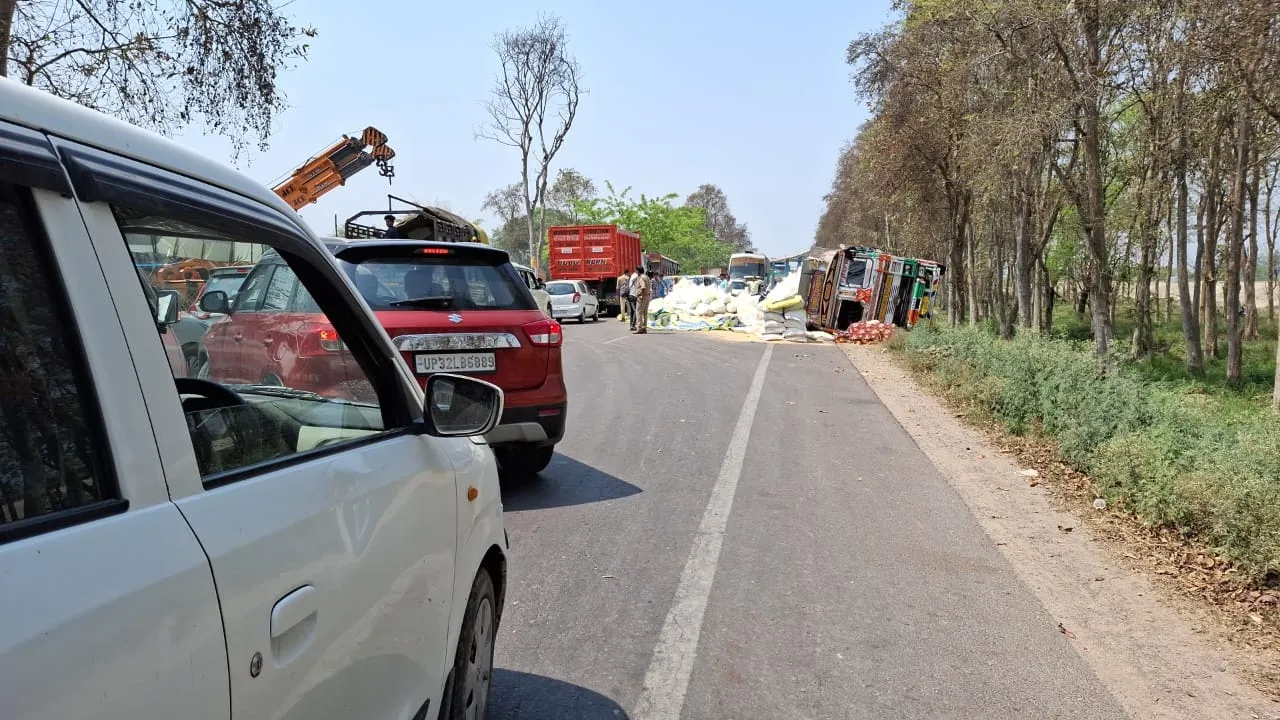 बहराइच में सड़क पर अनियंत्रित ट्रक पलटने से लगा जाम, नेपाल तक जाने वाले वाहन फंसे  