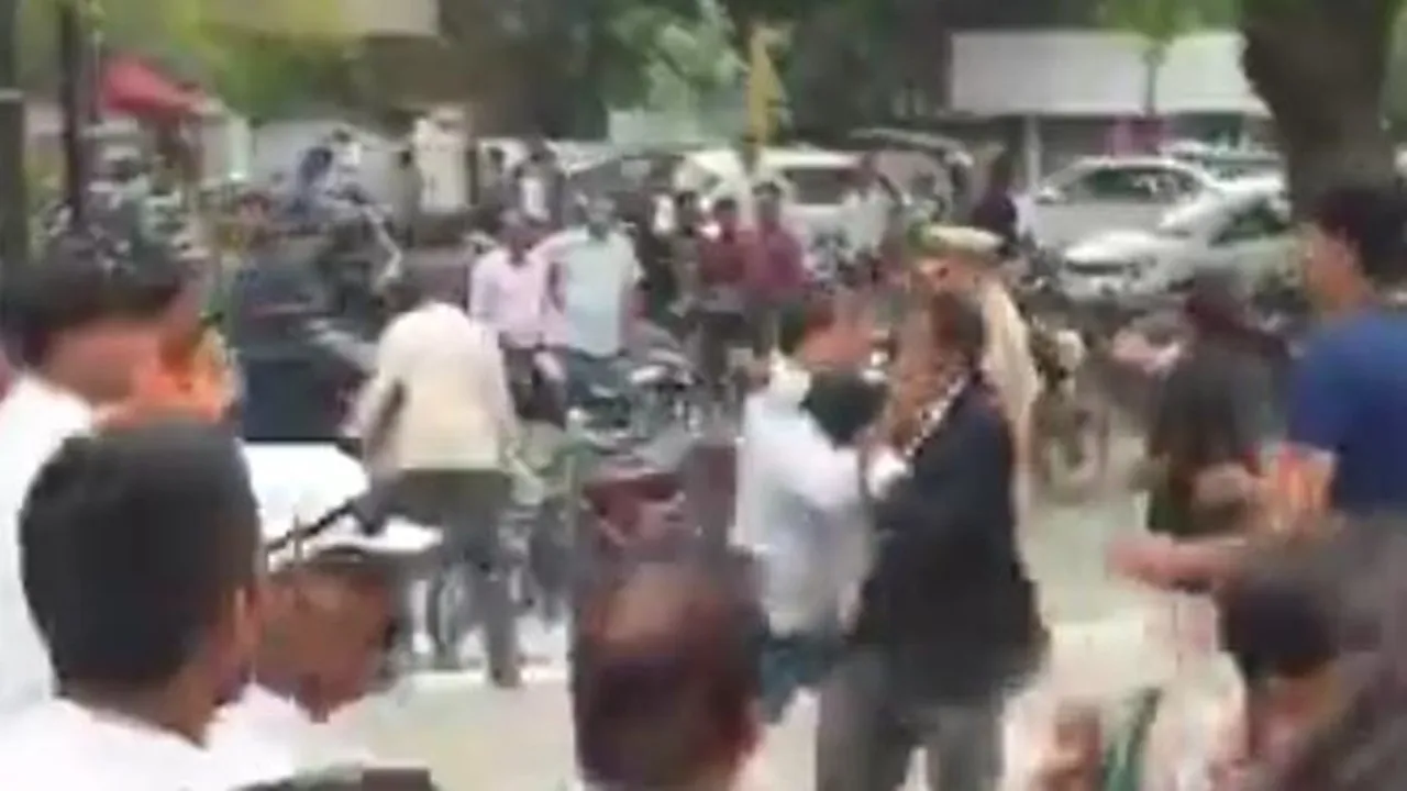 प्रयागराज: निजी न्यूज चैनल के डिबेट शो में जमकर हुई मारपीट, देखें Video