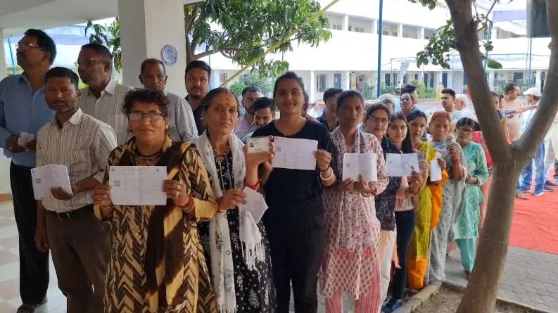 Lok Sabha Elections 2024: हल्द्वानी में मतदान केंद्रों पर रौनक, सुबह से ही दिखीं मतदाताओं की लंबी लाइनें