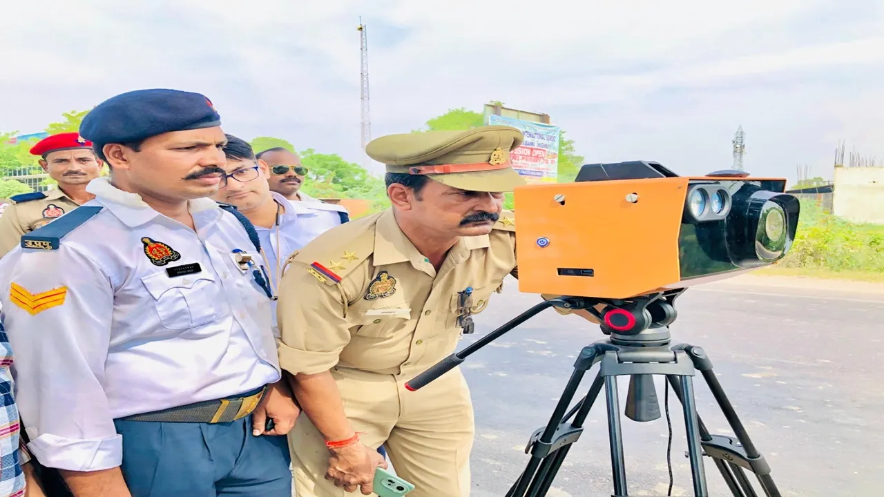 बाराबंकी: बेलगाम रफ्तार और बिना हेलमेट बाइक सवारों को रोकेगी लेजर गन, हाईटेक हुई यातायात व्यवस्था 