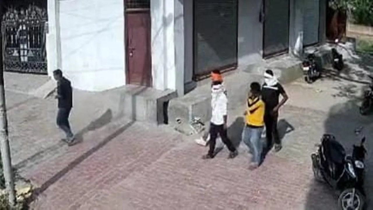 प्रयागराज: गुंडाटैक्स न देने पर नकाबपोश बदमाशों ने बोला धावा, जान बचाकर भागा ठेकेदार, सीसीटीवी में कैद हुए हमलावर